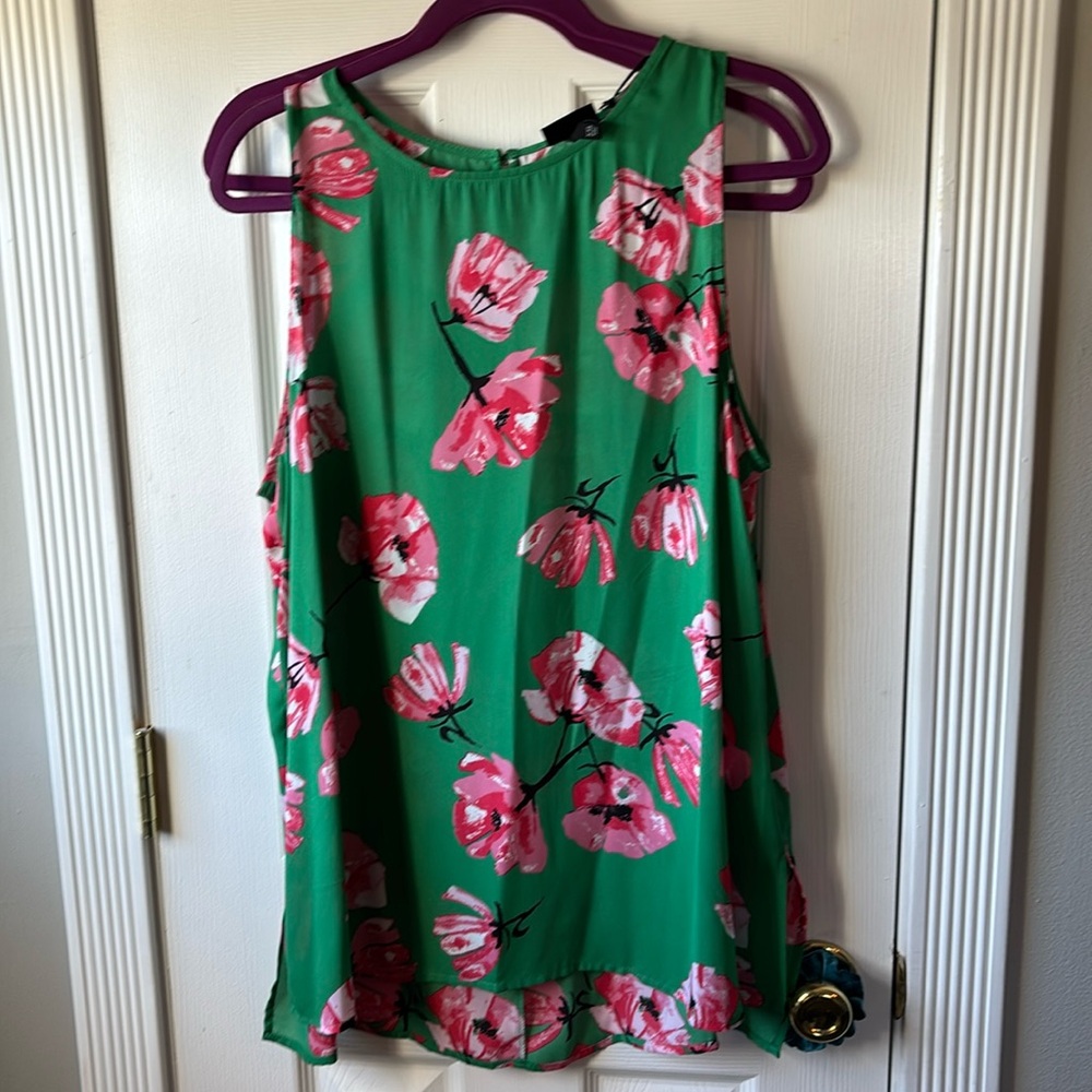 Green floral sleevless shirt. NWT